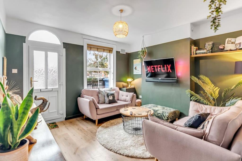 Stylish 2 Bed Centre House *