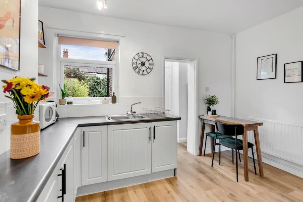 Stylish 2 Bed Centre House