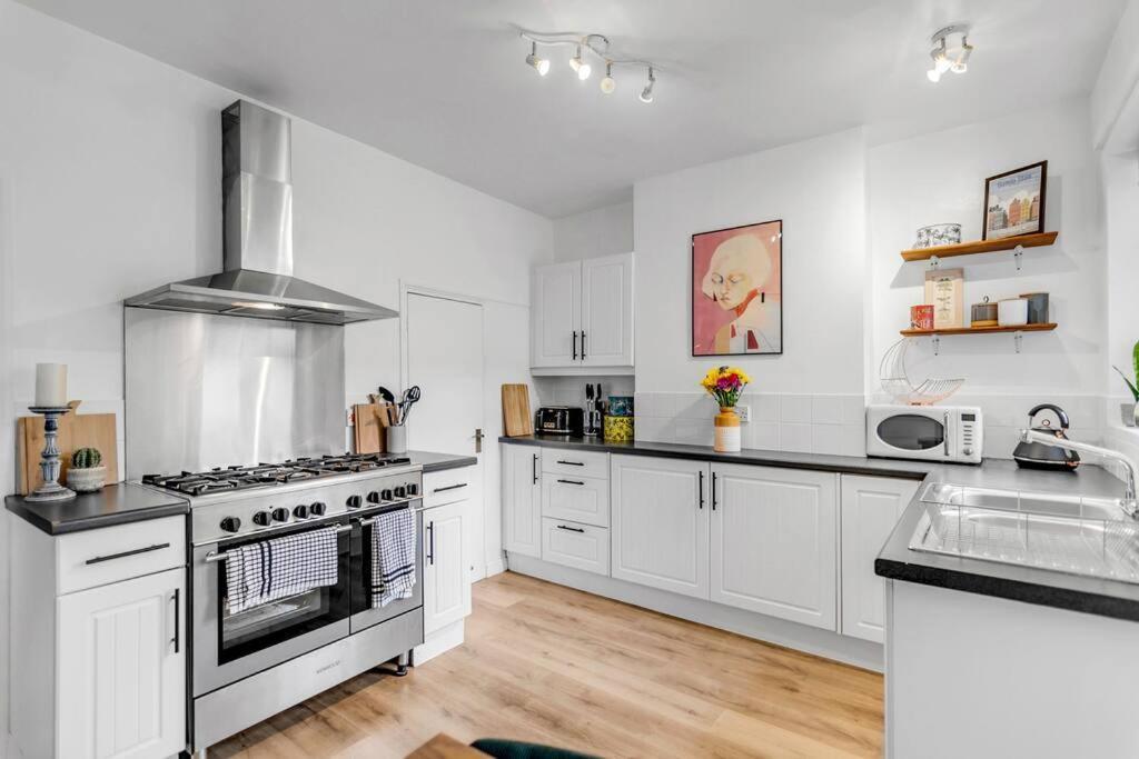 Stylish 2 Bed Centre House *