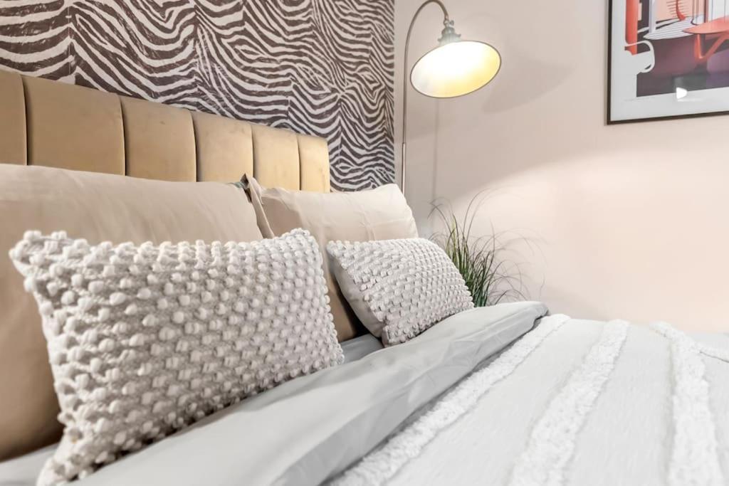 Stylish 2 Bed Centre House