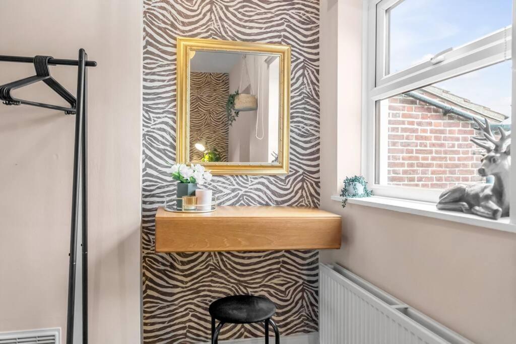 Stylish 2 Bed Centre House *