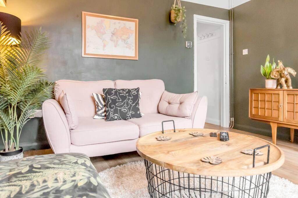Stylish 2 Bed Centre House
