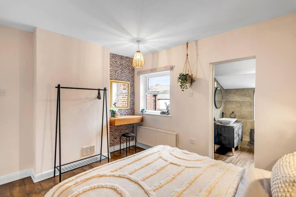 Stylish 2 Bed Centre House